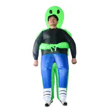 Individu vêtu d'un costume gonflable d'extraterrestre. Le costume représente un alien avec une tête ovale, des yeux larges et noirs, des antennes, des bras et des jambes disproportionnés. Le costume est vert avec des motifs cosmiques et des détails futuristes. La personne à l'intérieur du costume semble prête à se lancer dans une aventure intergalactique et arbore un sourire espiègle.