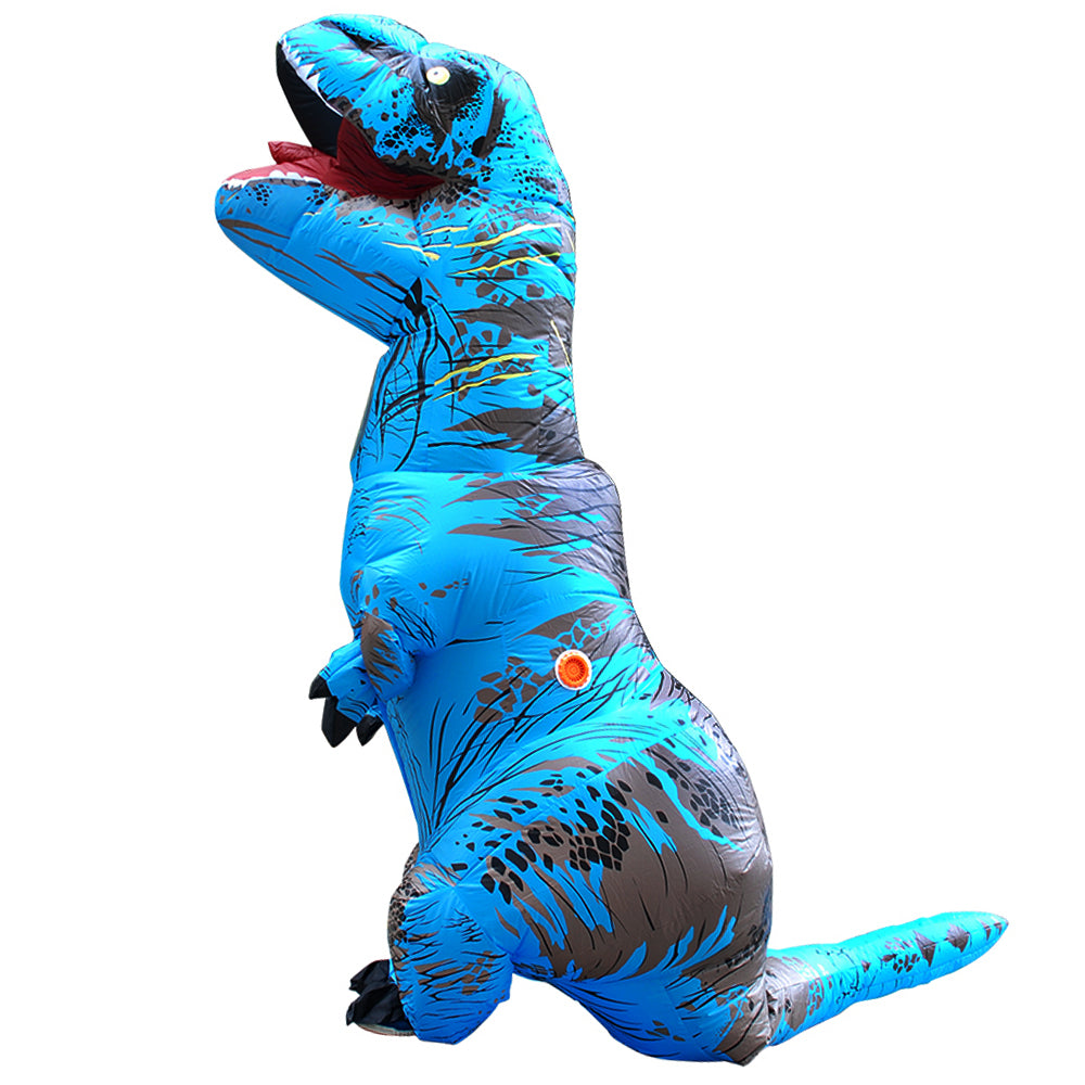 Enfant portant un déguisement gonflable de dinosaure bleu. Le costume représente un dinosaure avec des nuances de bleu vif. L'enfant à l'intérieur du costume incarne un dinosaure préhistorique, ajoutant une ambiance océanique et amusante.