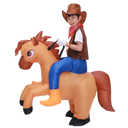 Enfant portant un déguisement gonflable de cow-boy. Le costume représente un cow-boy avec un chapeau, des bottes et un lasso. L'enfant à l'intérieur du costume incarne un aventurier du Far West, ajoutant une touche de l'Ouest sauvage à l'occasion.