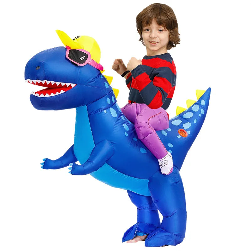 Enfant portant un déguisement gonflable de dinosaure bleu. Le costume représente un dinosaure avec une peau bleue et des détails réalistes. L'enfant à l'intérieur du costume incarne un dinosaure préhistorique, créant une ambiance de l'ère jurassique.