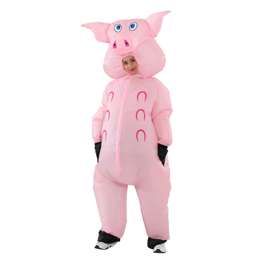 Personne portant un costume gonflable de cochon. Le costume représente un cochon rose avec de grandes oreilles, un museau et une queue caractéristiques. La personne à l'intérieur du costume arbore un sourire ludique, ajoutant une touche d'amusement à cette représentation humoristique d'un cochon. Ce déguisement est parfait pour apporter une ambiance joyeuse et fantaisiste à une fête costumée ou à un événement festif.