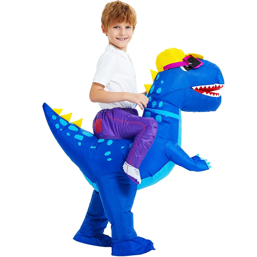 Enfant portant un déguisement gonflable de dinosaure bleu. Le costume représente un dinosaure avec une peau bleue et des détails réalistes. L'enfant à l'intérieur du costume incarne un dinosaure préhistorique, créant une ambiance de l'ère jurassique.