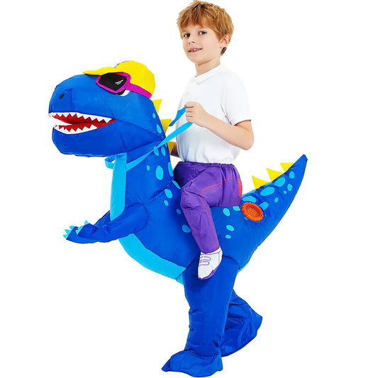 Enfant portant un déguisement gonflable de dinosaure bleu. Le costume représente un dinosaure avec une peau bleue et des détails réalistes. L'enfant à l'intérieur du costume incarne un dinosaure préhistorique, créant une ambiance de l'ère jurassique.