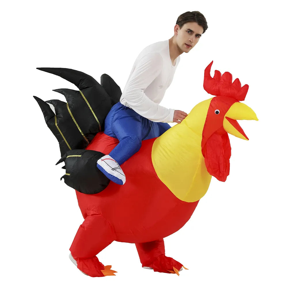 Personne portant un costume gonflable de coq. Le costume représente un coq avec une crête rouge, un bec jaune, des ailes et des plumes multicolores. La personne à l'intérieur du costume arbore un sourire amusé, ajoutant une touche de fantaisie et d'humour à l'apparence. Ce déguisement est parfait pour apporter une ambiance festive et humoristique à une fête costumée ou à un événement thématique.