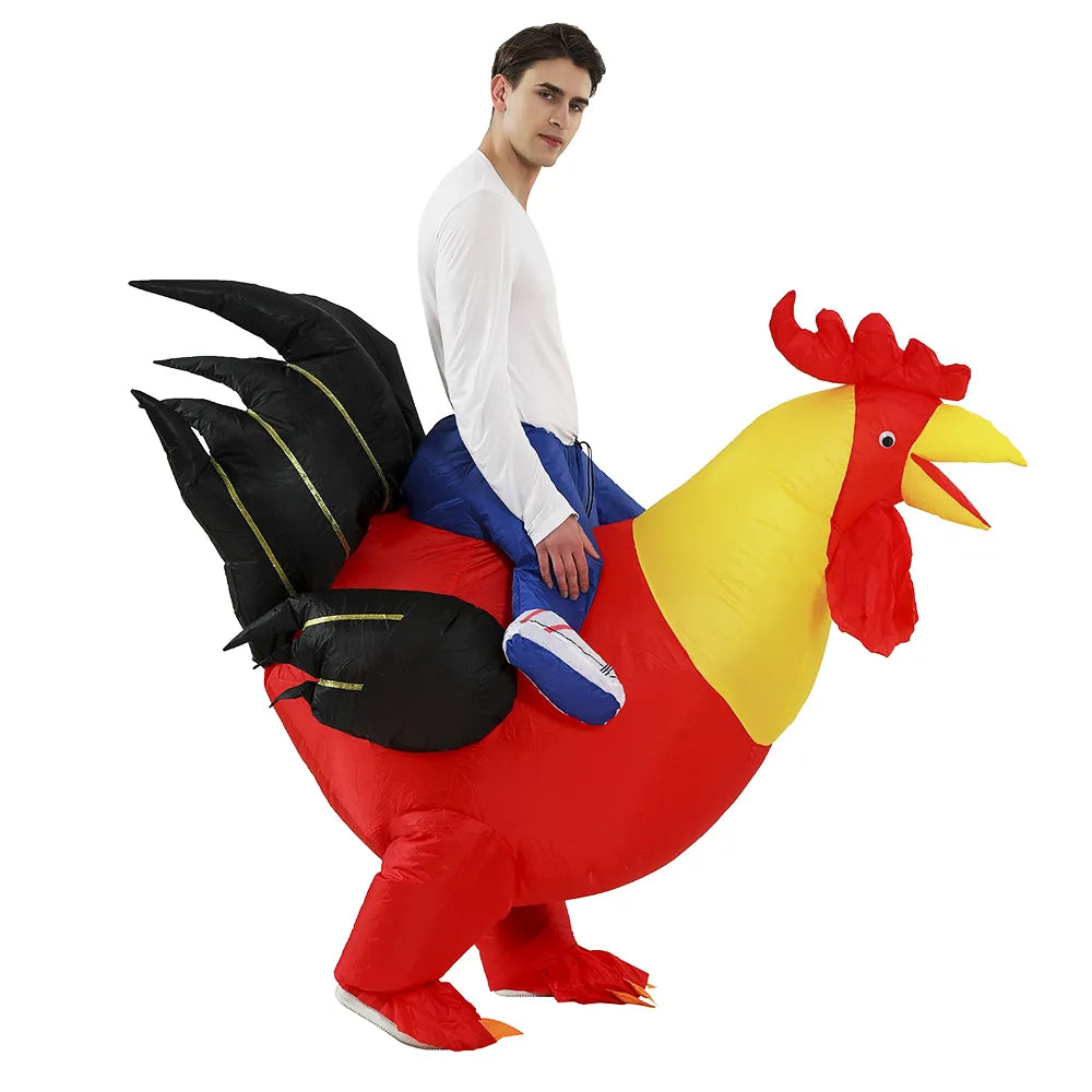 Personne portant un costume gonflable de coq. Le costume représente un coq avec une crête rouge, un bec jaune, des ailes et des plumes multicolores. La personne à l'intérieur du costume arbore un sourire amusé, ajoutant une touche de fantaisie et d'humour à l'apparence. Ce déguisement est parfait pour apporter une ambiance festive et humoristique à une fête costumée ou à un événement thématique.