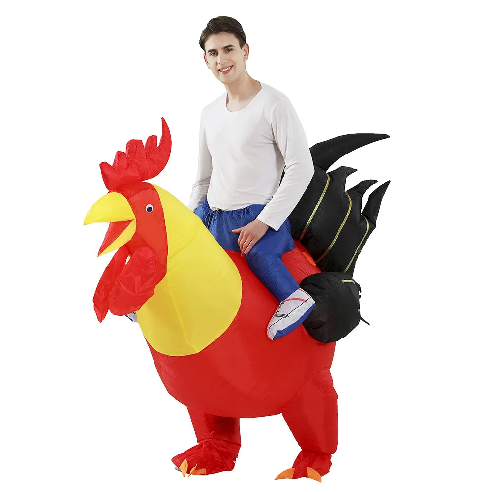 Personne portant un costume gonflable de coq. Le costume représente un coq avec une crête rouge, un bec jaune, des ailes et des plumes multicolores. La personne à l'intérieur du costume arbore un sourire amusé, ajoutant une touche de fantaisie et d'humour à l'apparence. Ce déguisement est parfait pour apporter une ambiance festive et humoristique à une fête costumée ou à un événement thématique.