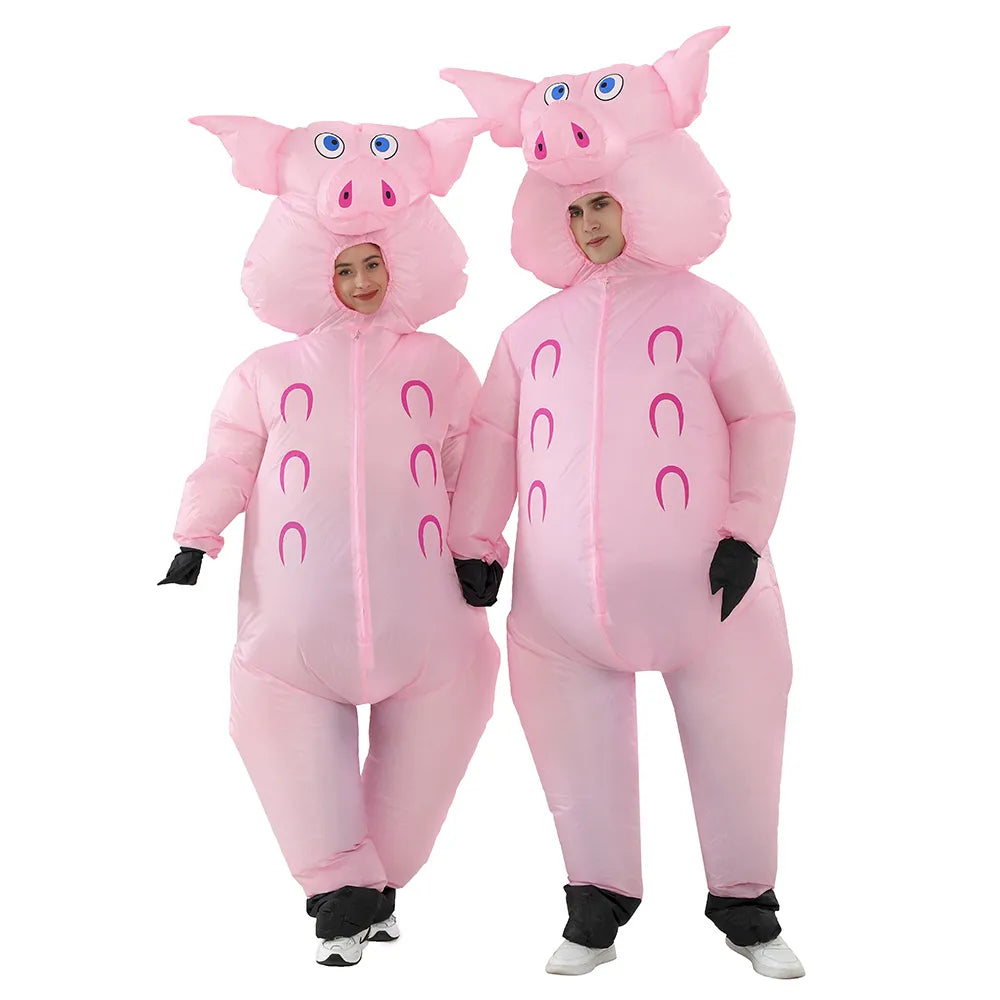 Personne portant un costume gonflable de cochon. Le costume représente un cochon rose avec de grandes oreilles, un museau et une queue caractéristiques. La personne à l'intérieur du costume arbore un sourire ludique, ajoutant une touche d'amusement à cette représentation humoristique d'un cochon. Ce déguisement est parfait pour apporter une ambiance joyeuse et fantaisiste à une fête costumée ou à un événement festif.