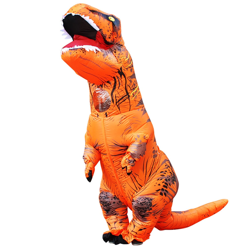 Individu habillé dans un costume gonflable de dinosaure orange vif, avec une grande tête de dinosaure, des bras et des jambes courts, et une queue. Le costume est de couleur orange lumineux, donnant l'apparence d'un dinosaure fantaisiste. La personne à l'intérieur du costume arbore un sourire et semble prête à s'amuser lors d'une fête ou d'un événement costumé.