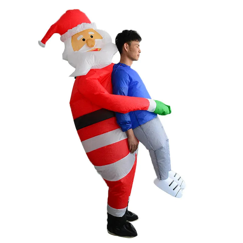 Personne portant un costume gonflable du Père Noël. Le costume représente le Père Noël avec sa barbe blanche, son bonnet rouge, sa veste rouge et blanche, ainsi que sa ceinture noire. La personne à l'intérieur du costume arbore un sourire festif, apportant la magie de Noël à l'événement. Ce déguisement ludique est idéal pour les célébrations de Noël, les fêtes de fin d'année et les festivités hivernales.