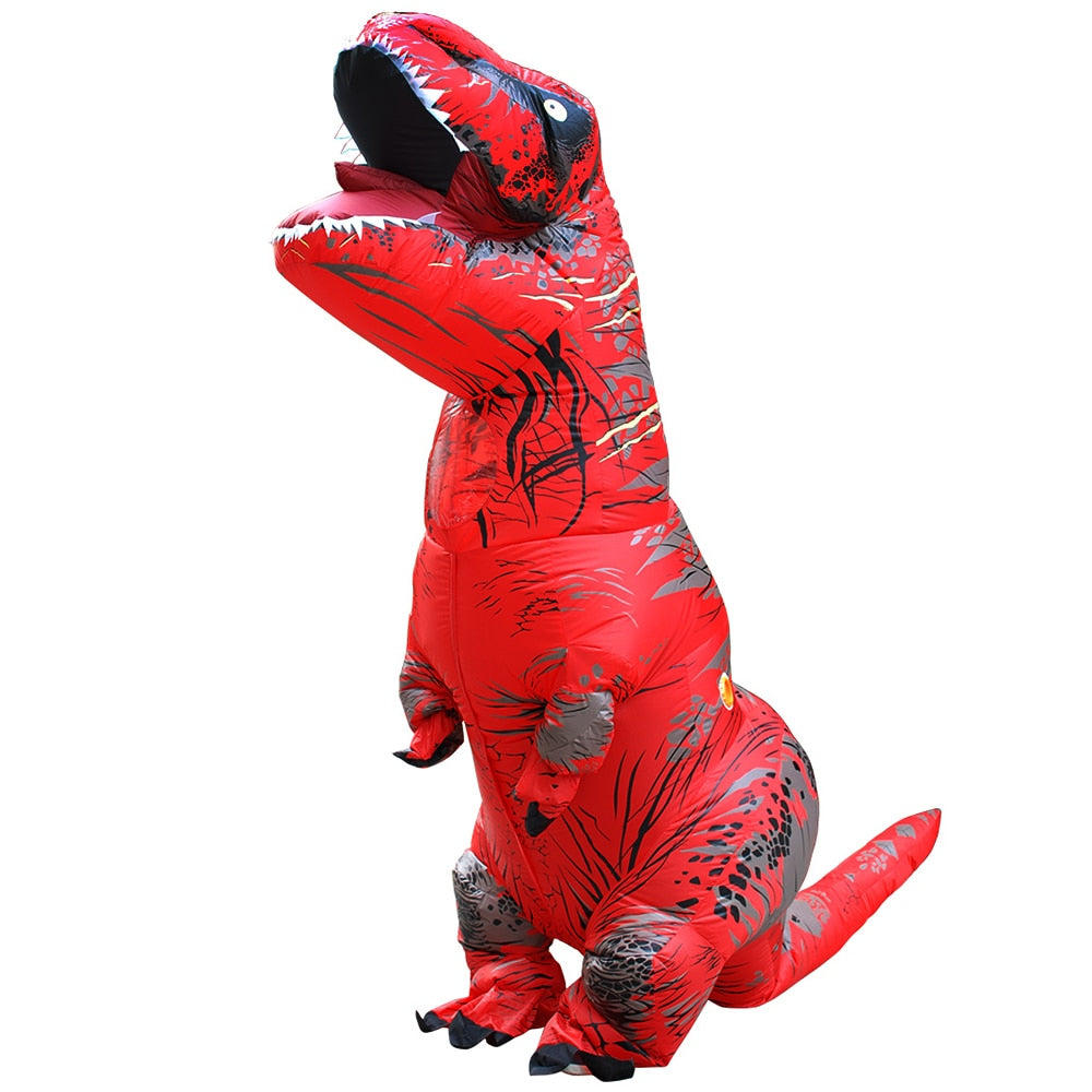 Individu habillé dans un costume gonflable de dinosaure de couleur rouge, avec une grande tête de dinosaure, des bras et des jambes courts, et une queue. Le costume est d'un rouge vif, donnant l'apparence d'un dinosaure audacieux. La personne à l'intérieur du costume arbore un sourire et semble prête à s'amuser lors d'une fête ou d'un événement costumé.