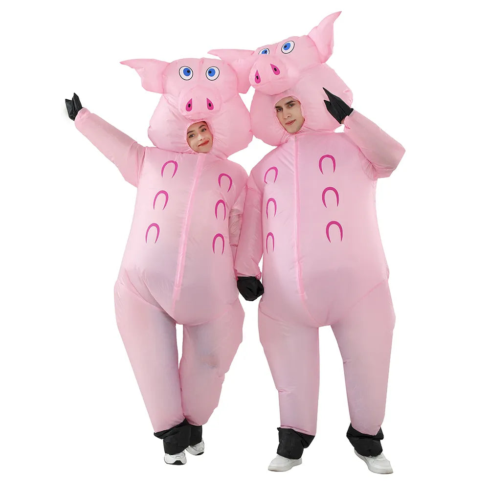 Personne portant un costume gonflable de cochon. Le costume représente un cochon rose avec de grandes oreilles, un museau et une queue caractéristiques. La personne à l'intérieur du costume arbore un sourire ludique, ajoutant une touche d'amusement à cette représentation humoristique d'un cochon. Ce déguisement est parfait pour apporter une ambiance joyeuse et fantaisiste à une fête costumée ou à un événement festif.