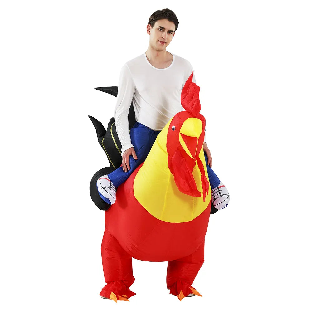 Personne portant un costume gonflable de coq. Le costume représente un coq avec une crête rouge, un bec jaune, des ailes et des plumes multicolores. La personne à l'intérieur du costume arbore un sourire amusé, ajoutant une touche de fantaisie et d'humour à l'apparence. Ce déguisement est parfait pour apporter une ambiance festive et humoristique à une fête costumée ou à un événement thématique.