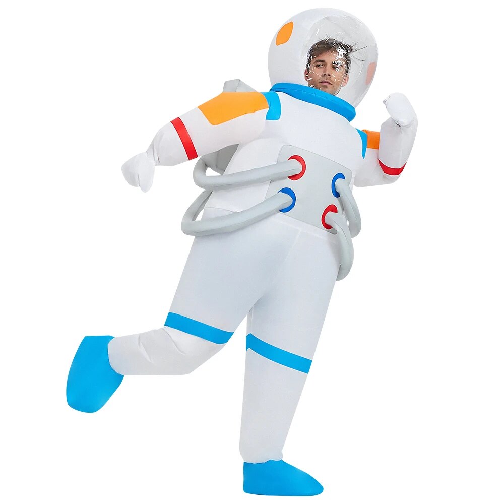 Individu portant un costume gonflable d'astronaute. Le costume représente un astronaute en combinaison spatiale avec un casque et un drapeau spatial. La personne à l'intérieur du costume incarne un explorateur de l'espace, ajoutant une touche d'aventure interstellaire à l'événement. Ce déguisement est idéal pour les fêtes à thème spatial, les événements scientifiques ou les célébrations futuristes.